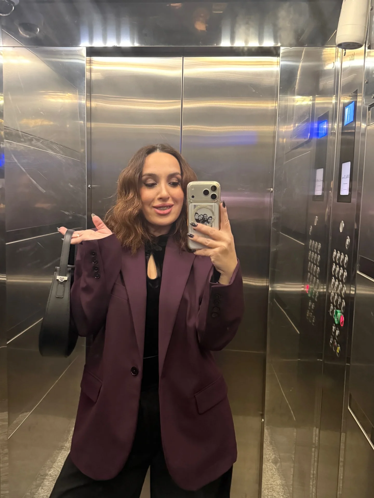 evdən çıxışda liftə selfie etməyən bizdən deyil