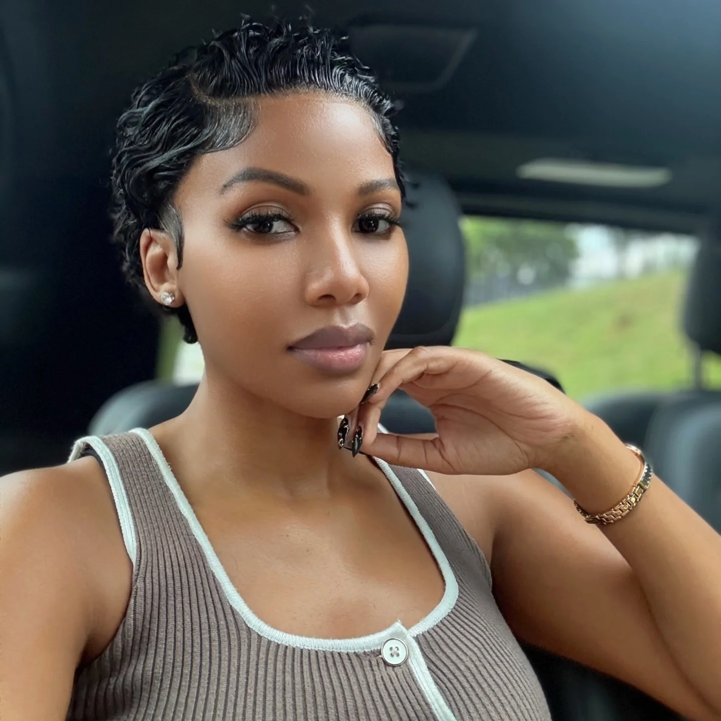 Ignore the noise, stay focused ‍♀️ @hairbynini1