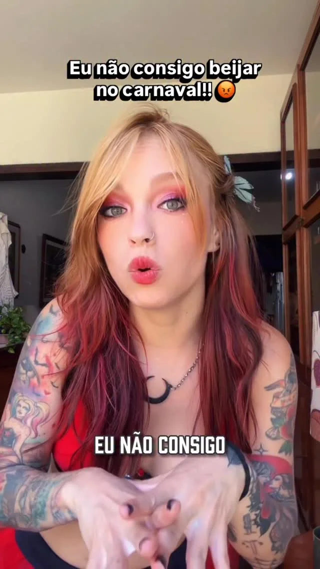 Fé nas malucas?? Kkkkkkkkkkk eu preciso de terapia sim NÃO DÁ PRA ME DEFENDER HAHAHAHAA #carnaval #terapia #beijo #ciumes #humorbrasil