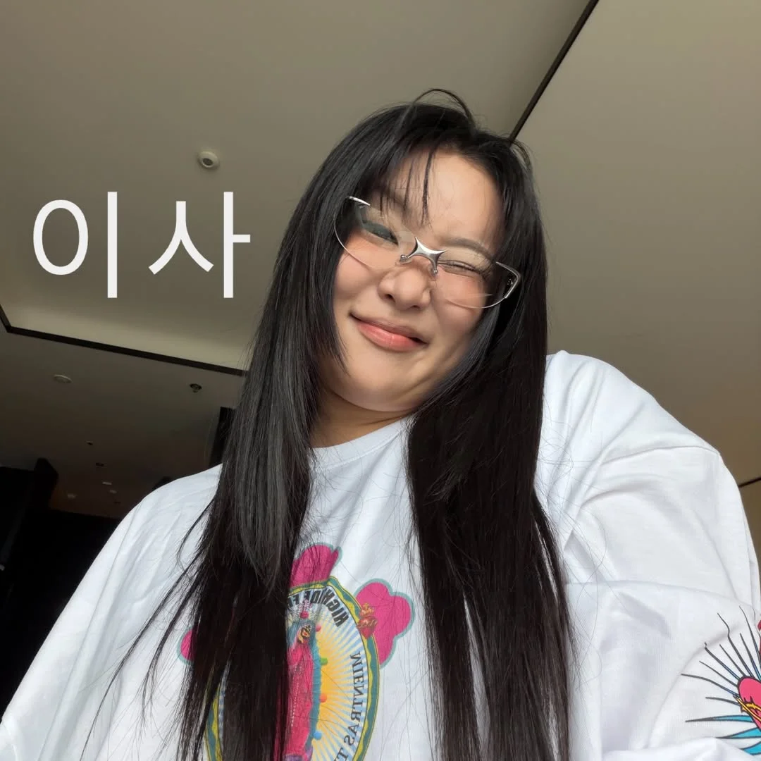 이사 브이로그 올라가고 이제서야 정보 드립니다 평생 ADHD로 살아서 이렇게 정리된 집에 처음 살아봅니다 침대 @jensenbeds_kr 정리여왕 @jungleequeenn 커텐 @www_elenaheim_com 침대헤드 및 장식장 인테리어 @jimmy_ahn 아가 @seobangeee