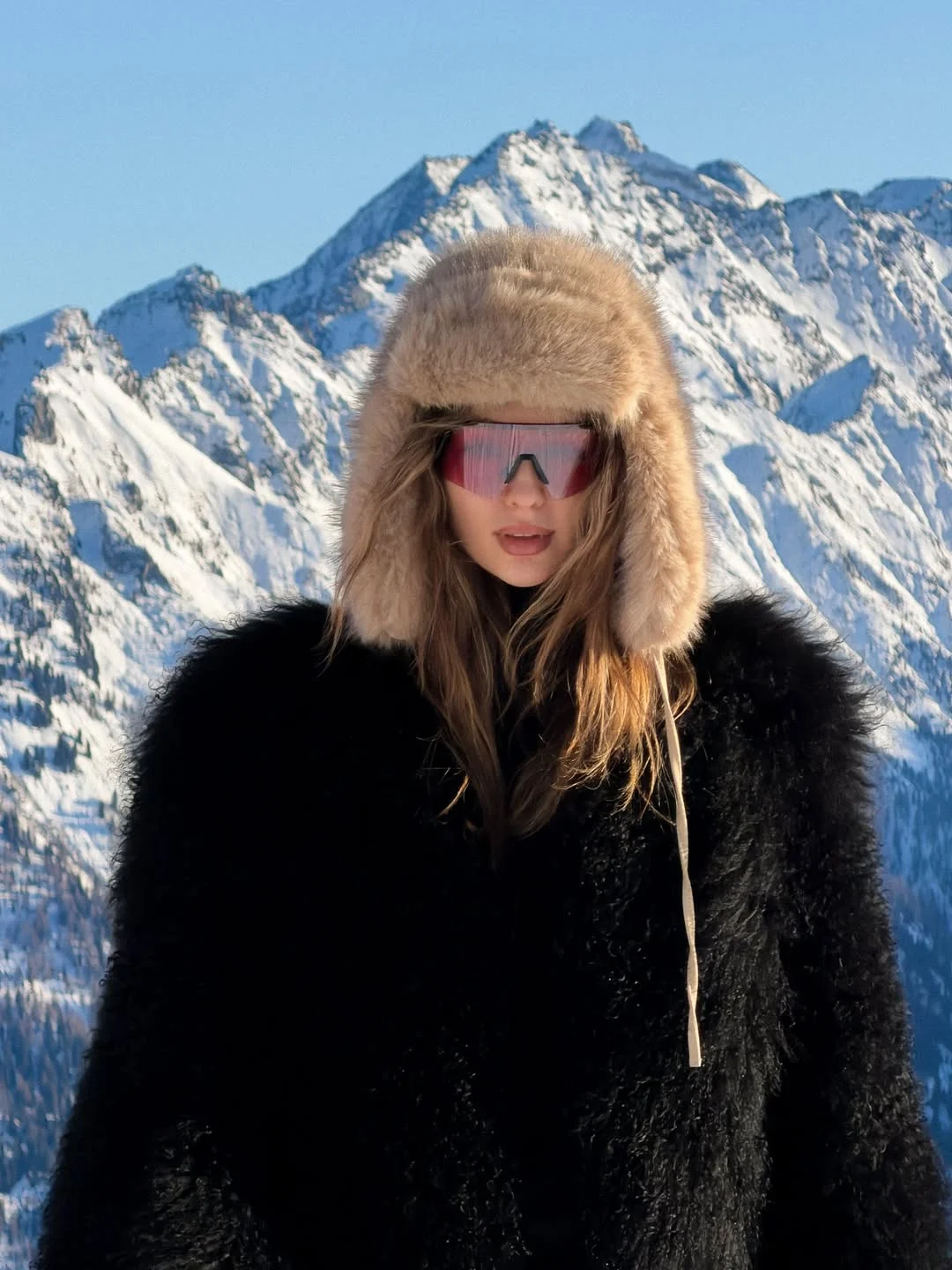 пригадуєте зйомку в студії для бренду одягу? там ще був точно такий самий фон. тільки він був надрукований, а тут реальний Єгору остання фотка найбільше подобається) шуба @personality_stores_ вушанка @zara