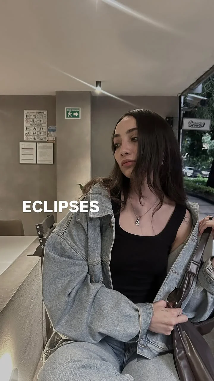 Los eclipses no piden acción inmediata. ~ Piden silencio, intuición y observación. ️ Por eso La Suma Sacerdotisa es el arquetipo de este momento: confiar en lo que se está gestando aunque todavía no tenga forma. #Eclips...