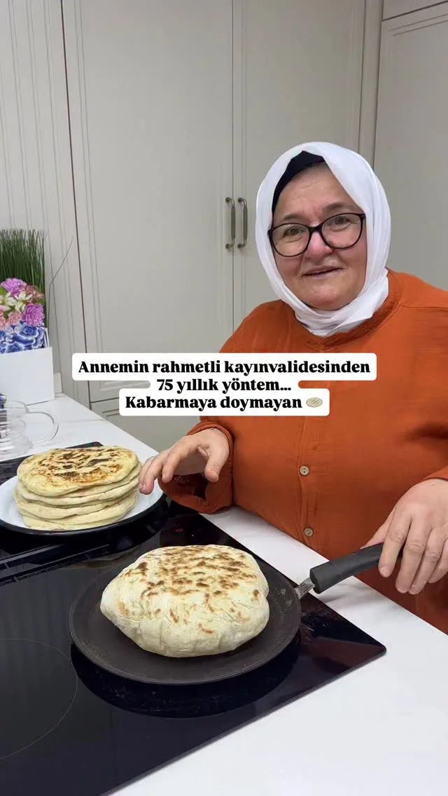 Balon Gibi Şişen Yumuşacık Bazlama Malzemeler • 2 su bardağı ılık su • 1 su bardağı ılık süt • 1 yemek kaşığı şeker • 1 paket kuru maya • 1 tatlı kaşığı tuz • 5 su bardağı un ⸻ Yapılışı 1. Tüm malzemeleri yoğurma kabına...