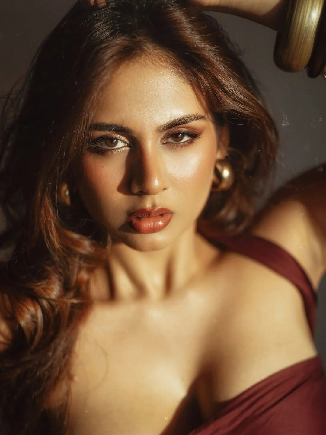 @theoutcastsoul #potraits #photoshoot #inspiration #goldenhourphotography Outfit inspo cotton scarf Indoor shoot Sunlight Golden hour Satin black skirt Hair blowout Vintage Makeup