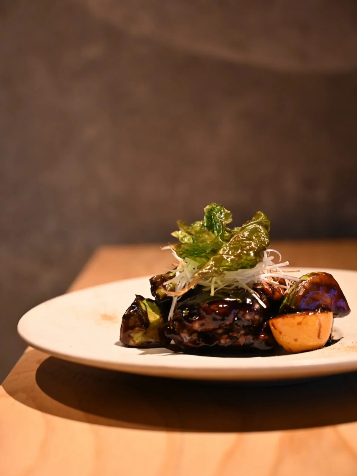 @chihiro__hagiwara @nanca.uehara 2/18から代々木上原《nanca》さんで始まる新メニュー✨ 金柑とザーサイが彩る黒酢の酢豚のプレートです️ 《nanca 》シェフのちひろさんは、いち早く、 加古川の野菜をメニューに取り入れてくださったのです ちひろさんもトマトやパクチーを実家で育てられて、メニューに取り入れられているのを拝見させていただいてますが、そんな野菜の美味しさを知るシェフの方に認められるお野...