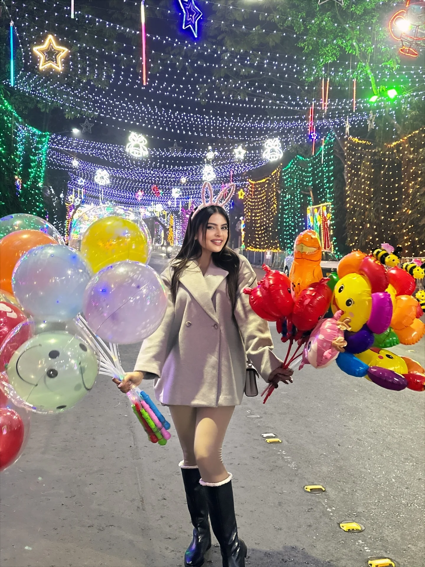 Growing up but still holding onto my happy inner child, smiling wide on Park Street with the smallest joys in my hands and the biggest dreams in my heart ✨ #instagood #winter #kolkata #parkstreet