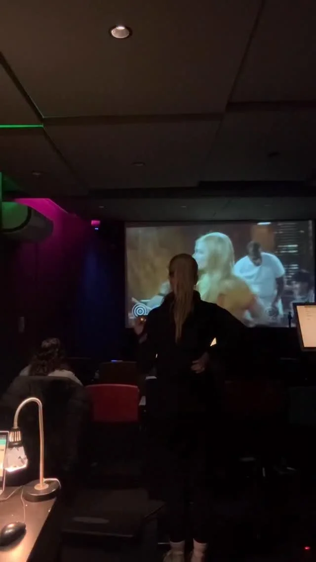 Publi. Seguimos aprendiendo en @amescuela , cada día un poco más difícil jeje , si queréis estudiar doblaje tenéis un dto del 10% en la matrícula con el código SAMANTHAGILABERT10