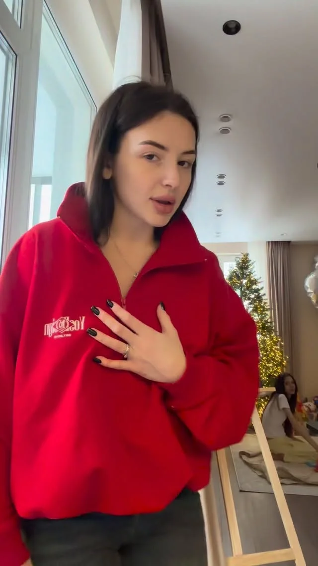 что мне делать теперь…? мне так стыдно и я БУКВАЛЬНО не помню как положила ее… а если кто-то видел это