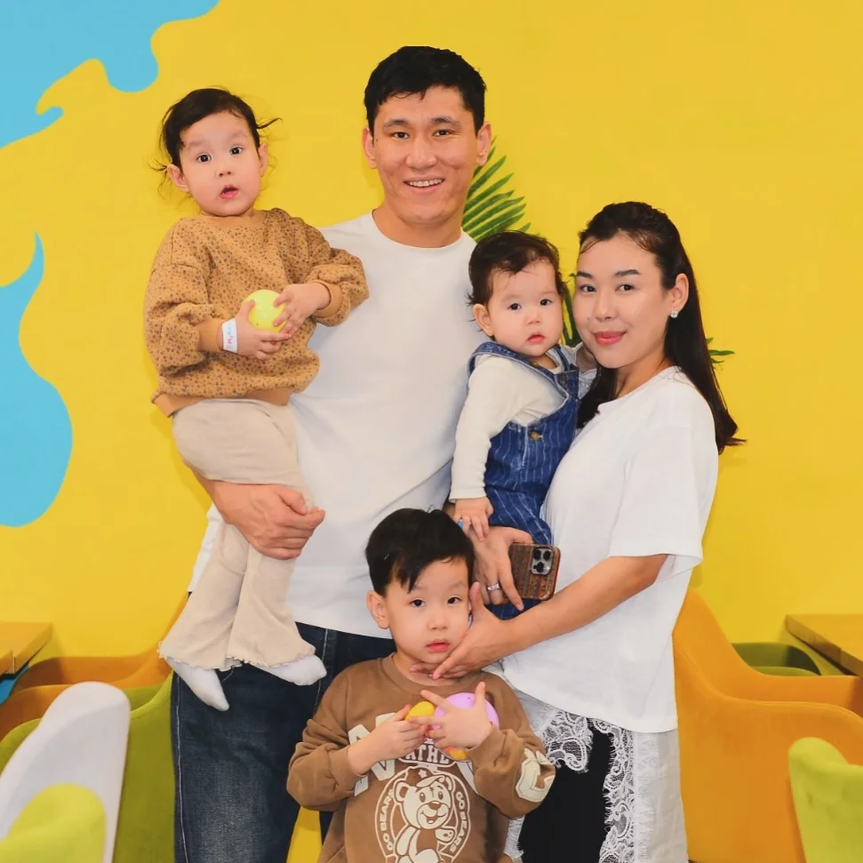 Кім кімге ұқсайды өзі деп фотоға қарап отырғаныма бір сағат болды Менің ойымша: үлкен балам Нұрсұлтанға, екінші қызымды білмим, кішкентай қызым маған ұқсайтын сияқты ма?