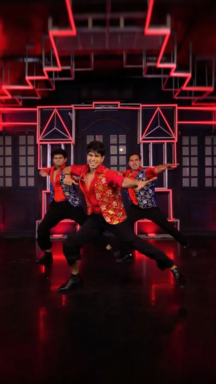 Kyu chauk gye? . . Choreography- @aadilkhann Shot & edited by @vikasgorule @shahidkapoor . #shahidkapoor #oromeo #dhatingnaach