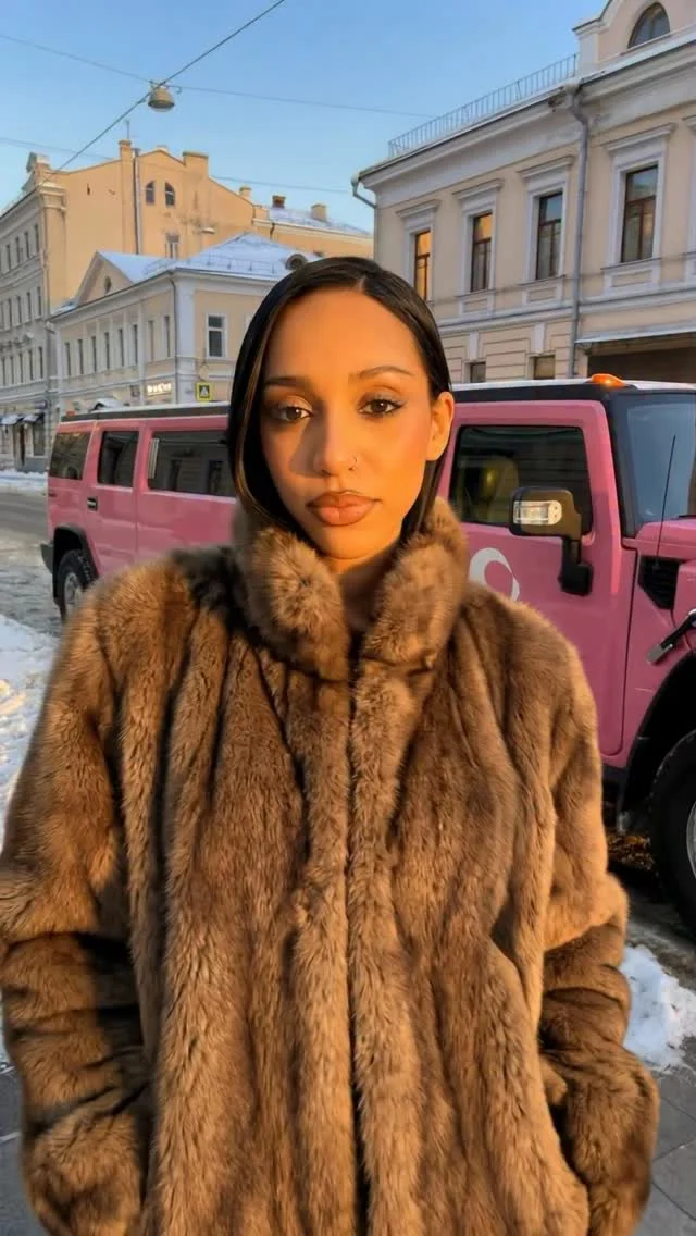 Что произошло со мной 7 февраля: Представьте, за вами приезжает лимузин, вы едете одна в этом огромном лимузине на вечеринку, которая проходит во дворце, сделанном полностью изо льда… Я тоже представить не могла, если ч...