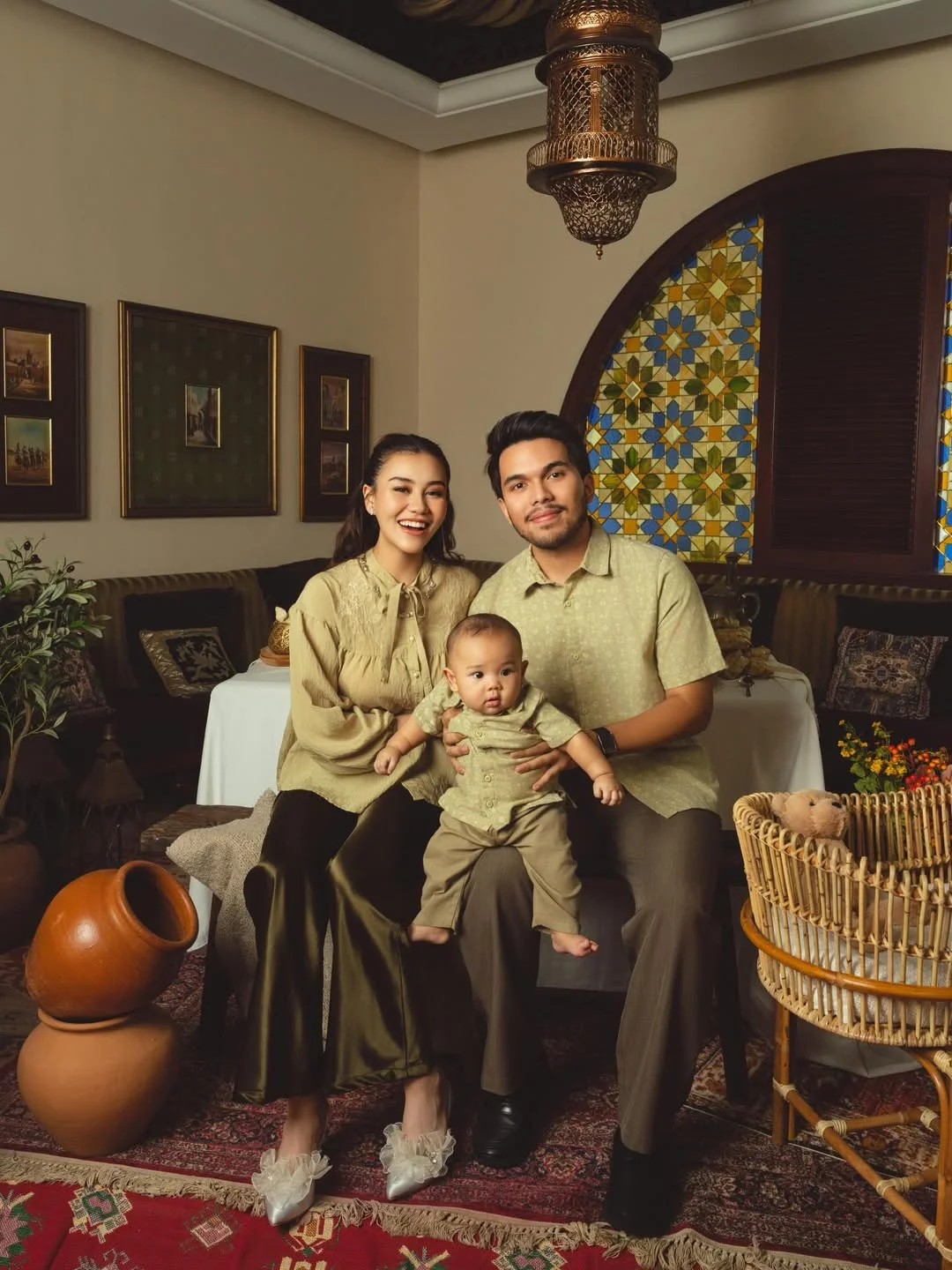 Lebaran pertama Arash nanti pakai apa ya? Jujur, tahun ini aku jauh lebih excited karena ini first Raya aku, suami, dan Arash bertiga Rasanya pengen persiapin semuanya dengan spesial dan penuh makna! Untungnya Raya Coll...