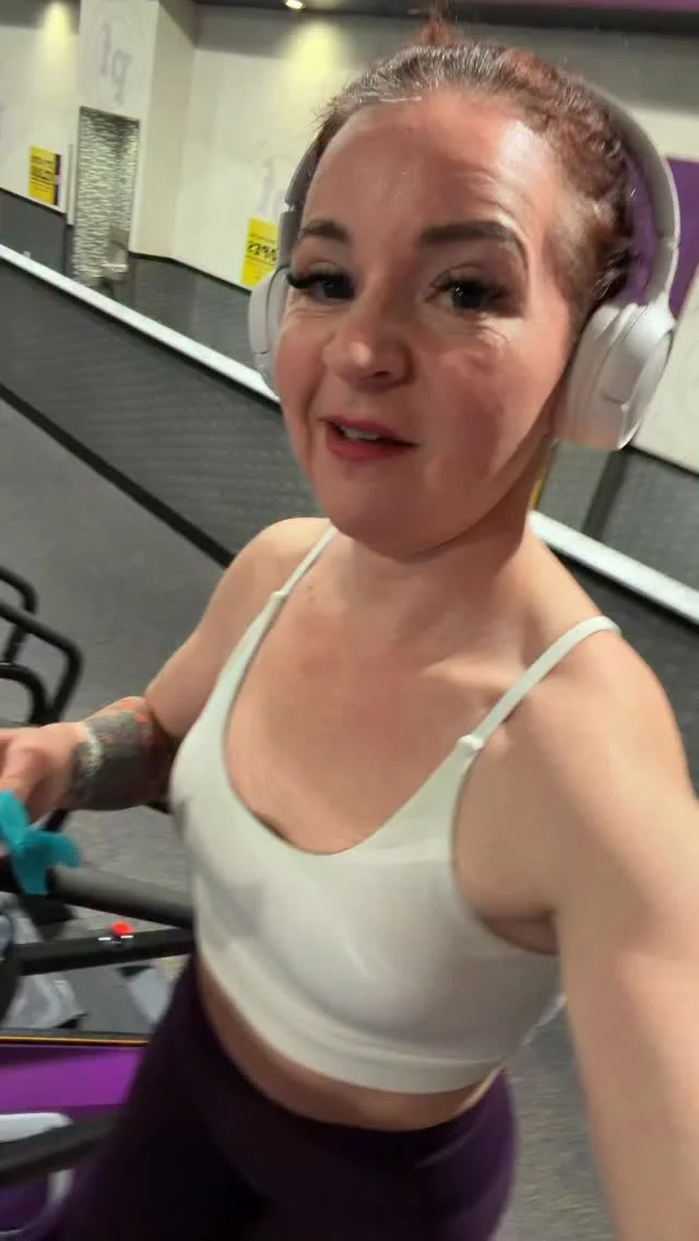 Up early so why not?!? 6am #lowerbodyworkout #glutesworkout #workouts #workoutroutine