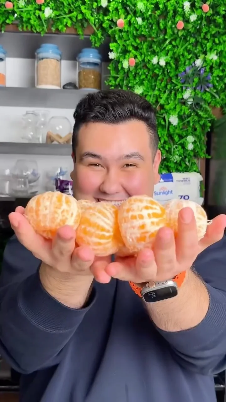 ❄️ Oddiy, lekin qiziq tajriba! Mandarinni blendr qildik, sitadan o‘tkazdik, kraxmal qo‘shib pishirdik — idishga solib muzlatdik Bir bo‘lak tatib ko‘rdik… O‘xshamadi, lekin jarayoni zo‘r bo‘ldi Nordon-shirin hid, sovuq d...