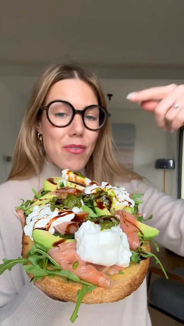 Bruschetta maison Quantité pour 1 tartine - Pain à bruschetta - Huile d’olive - 2 poignées de roquette - 1 demi avocat - 1 ou 2 tranches de saumon fumé - 1/ 2 burrata - Pesto - Crème de balsamique Instructions - Imbibez...