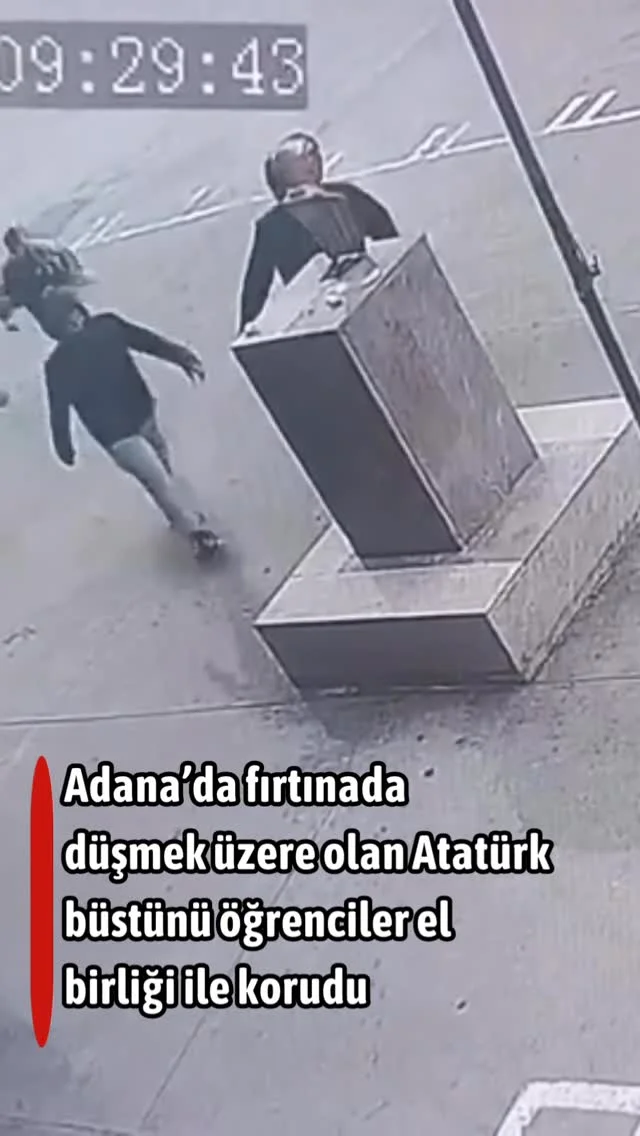 Adana’da bir okulun bahçesinde fırtına sırasında düşmek üzere olan Atatürk büstü, öğrenciler tarafından korundu. O anlar, güvenlik kamerasına yansıdı. Meteoroloji Genel Müdürlüğü’nün (MGM), sarı kod uyarısı yaptığı kent...