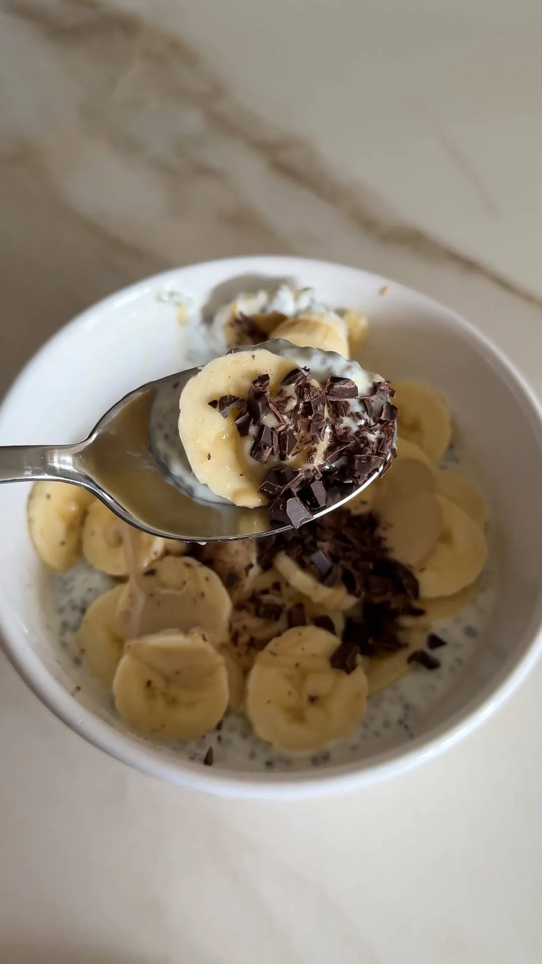 PUDDING DE CHÍA ✨ Fácil, saciante y perfecto para empezar el día con la barriga ligera y sin hinchazón ‌ Ingredientes: ‌ -1½ cucharadas de semillas de chía -Bebida de avena (solo que cubra un dedito por encima) -3 cucha...
