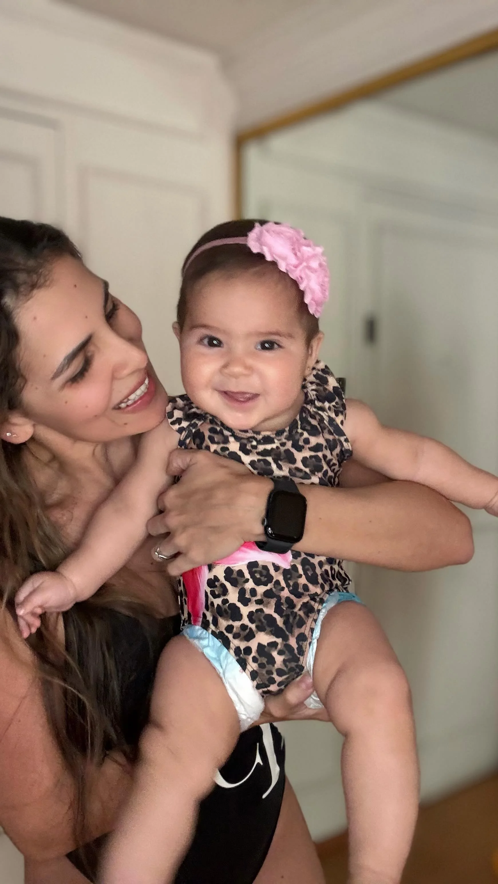 Ella siempre lista para su clase en @farfalla_mexico mi muñequita de 7 meses haciendo flechitas y aguantando bajo el agua como las grandes TEAMO princesita mía !!! #matronatación #alaguapato #nadando #clasesdenatacion