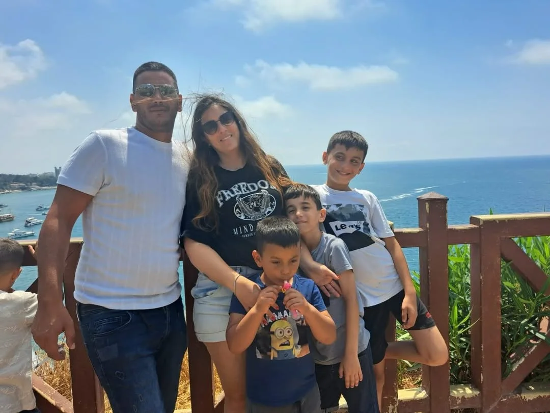 לנופר ועידו זיגדון, יש ארבעה בנים: אור, רואי, נבו ונריה, משפחה יפה, שגרה עד לפני שנה וחצי בקיבוץ מחנים שבגליל העליון. בבית שלהם היה כל הזמן צחוק, חוויות והרבה כדורגל כי רואי, הילד סנדוויץ’ אוהד מושבע של מכבי חיפה. בחודש...