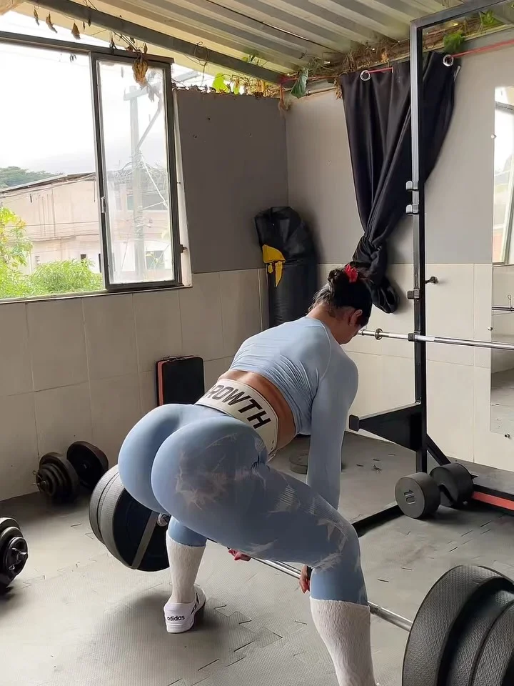 Apenas 4 exercícios terminei o treino destruídaparticipação especial @dsilvajdenilson ❤️ #treinoemcasa #fitness #musculação #bulking #casal