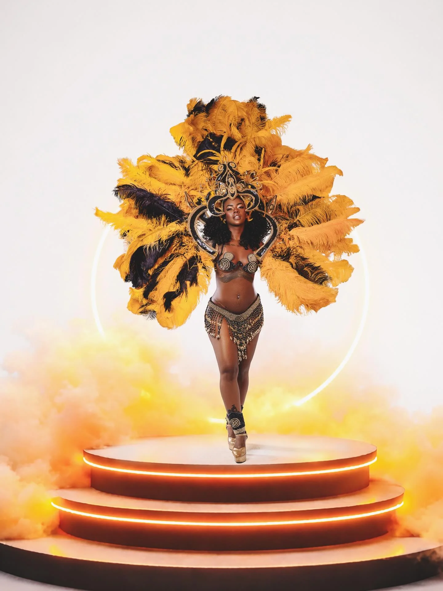 O brilho da Sapucaí, a energia do samba e um convite especial ✨ Prestigiando o desfile a convite do Camarote N1. Vamos Sapucar, Rio de Janeiro!? Acompanhem: @camaroten1 | @africanique #camaroten1 #carnaval2026 #riodejan...