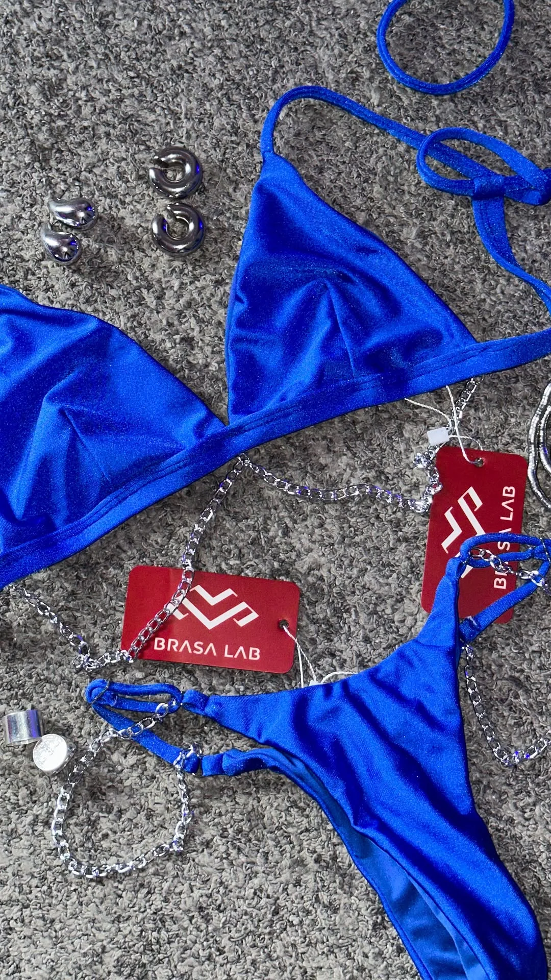 +1 montação com a @brasa_labb pra gente fechar com tudo esse CARNAVAL ! Conjunto de biquini ANDROMEDA - Azul Royal ★ Use o Código de desconto GABIWAGNERBRASA para garantir 10% off no final de suas compras no site.