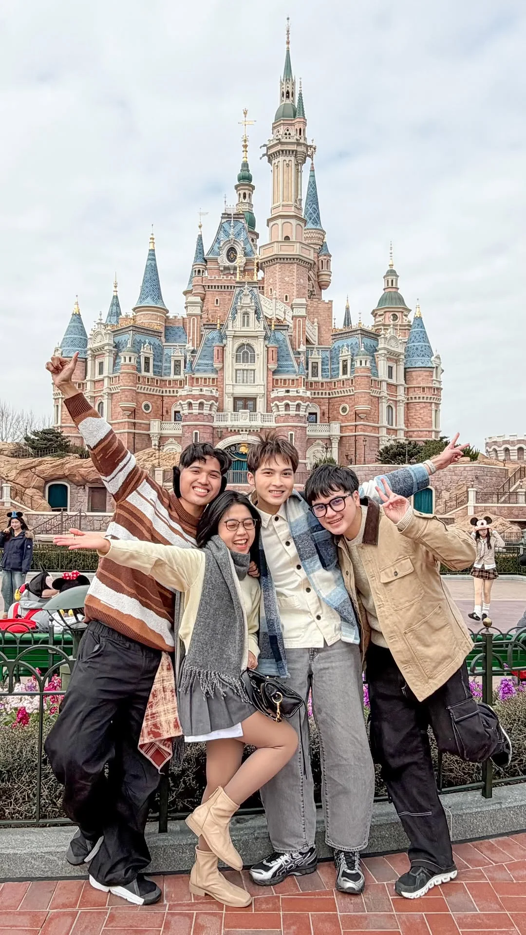 Cari tiket apapun di @klook.id pasti ada dahh, dengan harga bersaing pastinya. Oya kalo booking bisa pake kode AGAKENYANG supaya lebih hemat lagi dapet diskon 8% #KlookKreatorID #YourWorldofJoy