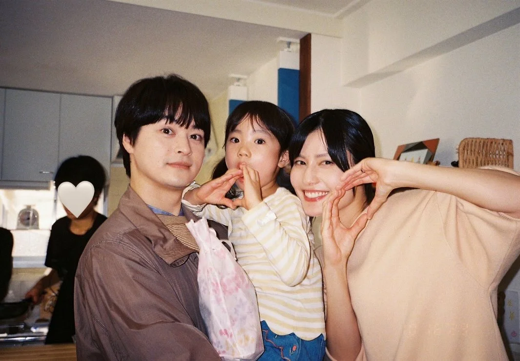 「にこたま」全8話、配信しております @fod_official @primevideojp ここできっと半永久的に見れますので、お時間あるときぜひ☺️ あっちゃんは、もともと恋愛感情っていうものが人より薄い自覚があって。 アロマンティック(他者に恋愛感情を抱かない人)について本などを読んで調べて、 もしかしたらあっちゃんは、そのグラデーションのなかに在る人なのかな、と思いながら演じてました。 恋じゃなくても、愛じゃなくても、 人を大...