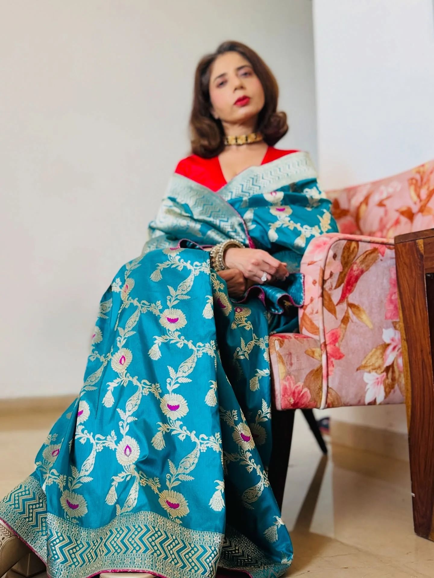 Regal energy, main character moment !! Banarasi saree shines with real silver zari, making it pure royalty woven every fold. Draped in an exquisite creation by @houseofshilpigupta , where every weave reflects heritage c...