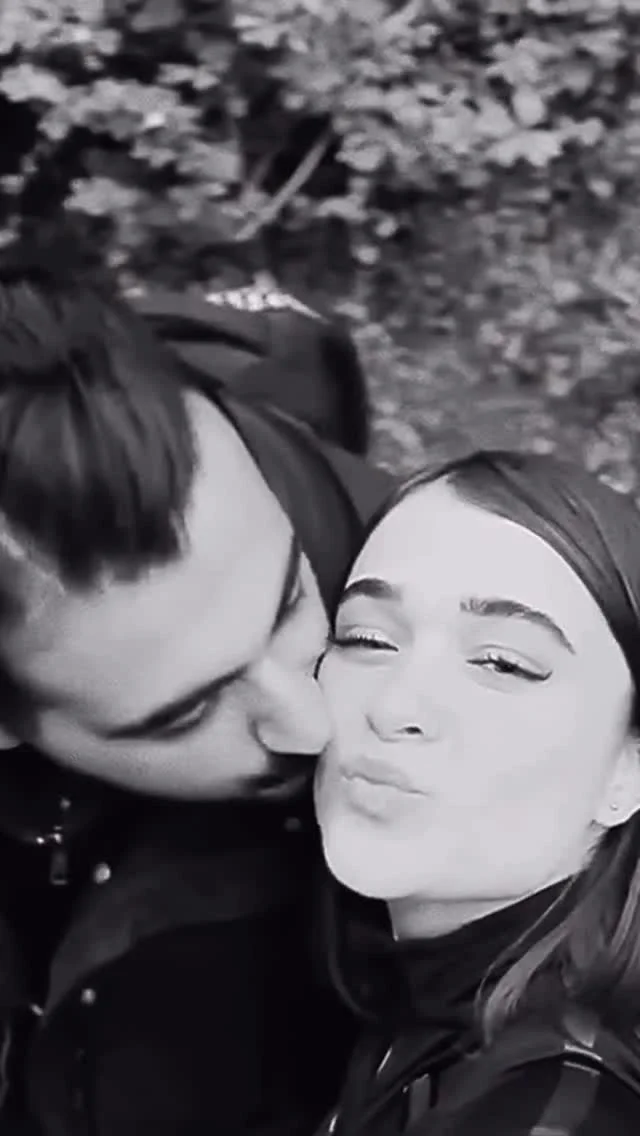 ⁨ . تلخ‌ترین چهل روز تاریخ گذشت … و جای بوسه‌هاشون تا ابد خالیه … می‌بوسمت آروم می‌بوسمت خسته حالا که چشماتو دستای غم بسته می‌بوسمت اما این رسم رفتن نیست بی من کجا میری ؟ این قسمت من نیست می‌بوسمت با عشق با درد و غم … آ...