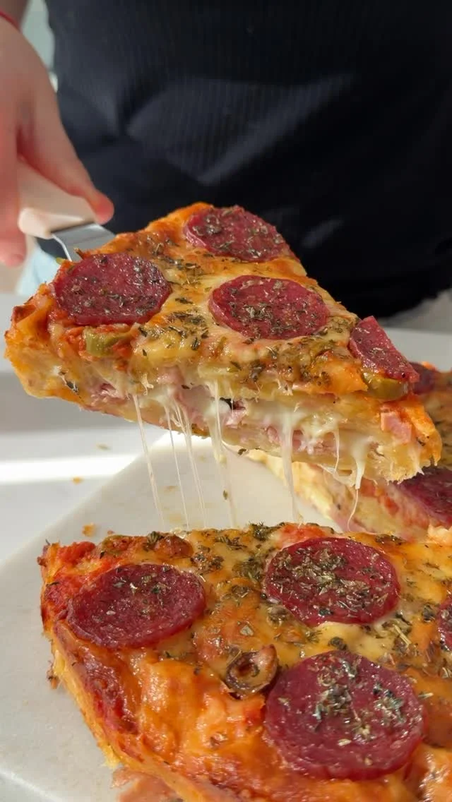 Hay recetas que veo y no puedo hacerme la distraída… esta falsa pizza fue una de esas . La hice, la probé y me sorprendió muchísimo. Es de esas bombas que sabés que no son livianitas, pero igual querés repetir. Lo mejor...