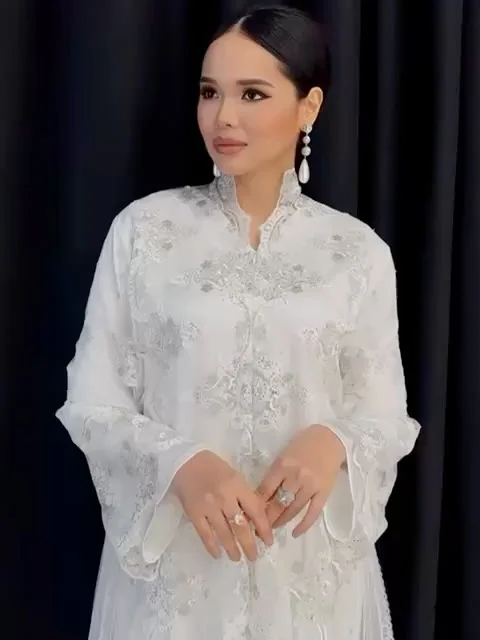 Selamat menunaikan ibadah puasa❤️ Semoga kita kuat menahan lapar dan haus, serta lebih kuat lagi menahan amarah dan hawa nafsu. Designer : @julia_rtwkl Styled by @miedy.daniel