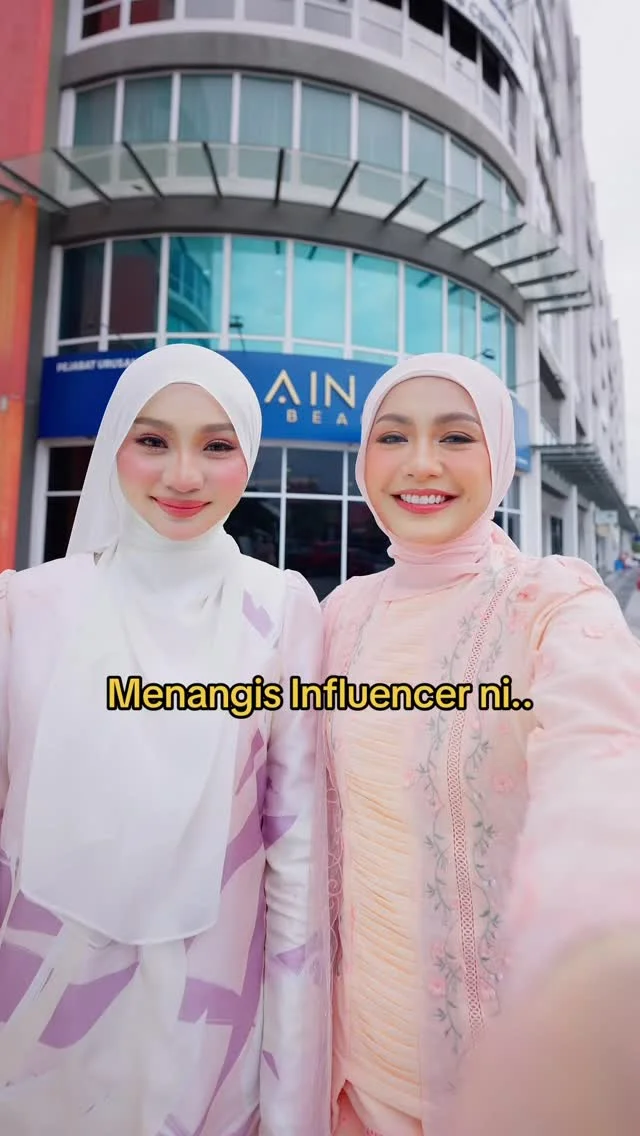 Semua menangis Waktu dekat office, semua berjangkit mengalir air mata tau. Cerita Influencer ni & wanita tu hampir sama. InsyaAllah, Izinkan perniagaan Aina jadi asbab mereka kuat & happy kembali Awak tengok video ni, a...