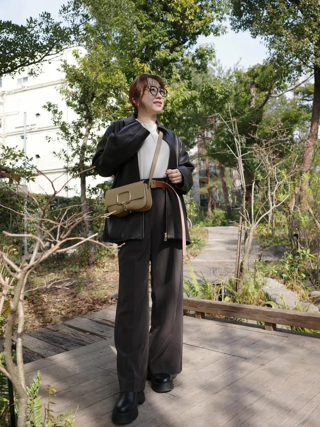 1週間が早い ついこの前、年末だ！お正月だ！ なんて言ってたけど 2月もすでに終盤。 そうこうしてるうちに またすぐ年末が来てしまう！！ なんて思って震えました 最初の2枚の写真は 今年レザージャケットを購入して これってどのくらいの気温に着るのかな？ なんて言いながら すこしだけ暖かくなった日に着用。 結果、少し寒かったっていうね (写真の時ははずしたけど、ストールもしてました) ジャケットは @deuxiemeclasse 3枚目...