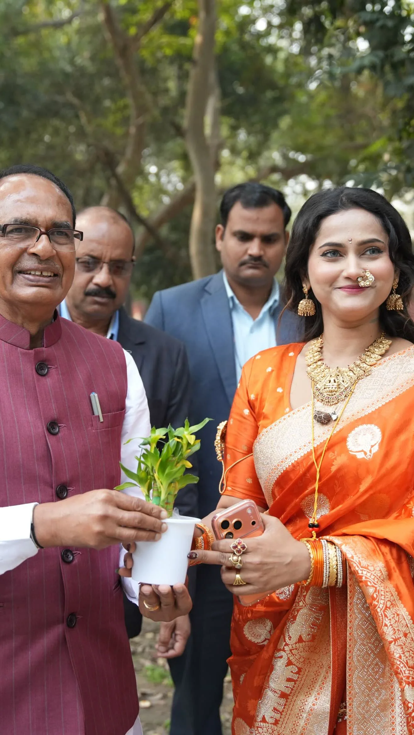 माननीय कृषि एवं ग्रामीण विकास केंद्रीय मंत्री श्री शिवराज सिंह चौहान जी हमारे मामा जी के साथ पोधारोपण कर कृषि एवं सामाजिक कल्याण चर्चा की , आपका आशीर्वाद एवं स्नेह सदैव की तरह यूँही बना रहे ✨ राधे राधे जय हिन्द जय भारत...