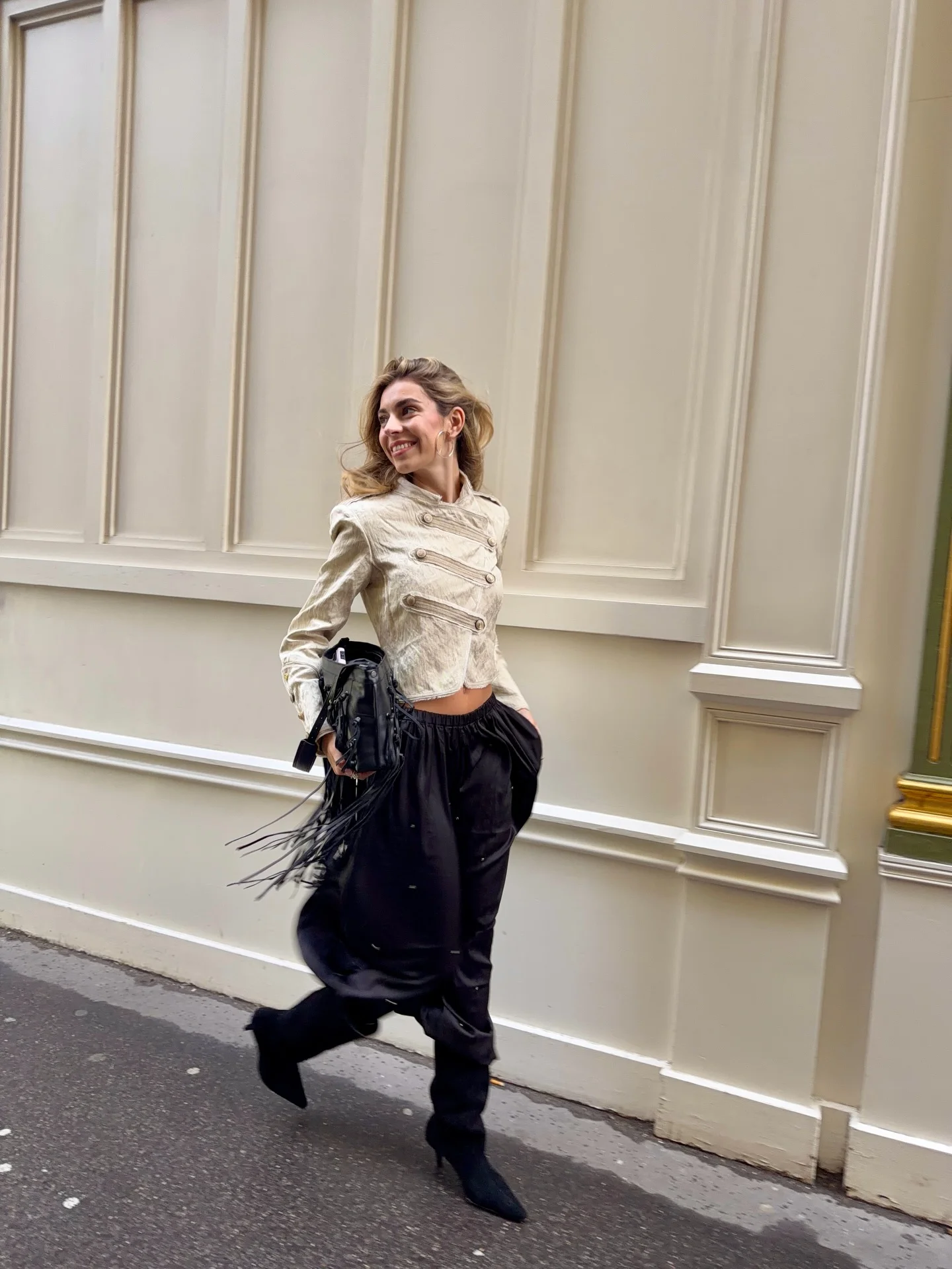 Publicidad. Que creéis que pensaría la aitana de 16 años si le dijera que está con @zadigvoltaire en PARIS ✨. Que agradecida me siento jo #zadigfragances #timetoflyhigher #zadig