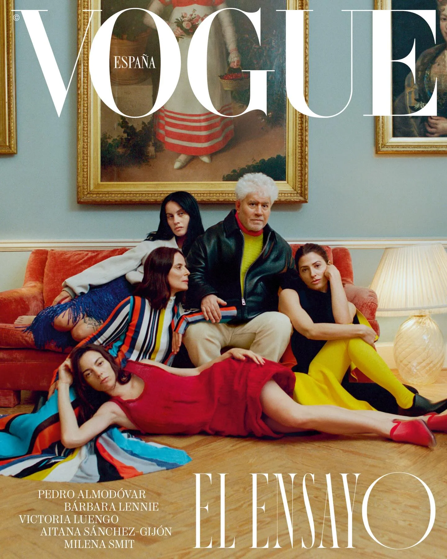 ✨VOGUE PRESENTA: EL ENSAYO ✨ Pedro Almodóvar protagoniza su primera portada de Vogue y no podría hacerlo en mejor compañía: las estrellas de su nueva película, ‘Amarga Navidad’. @barbaralennie, @aitanasanchezgijon, @vic...