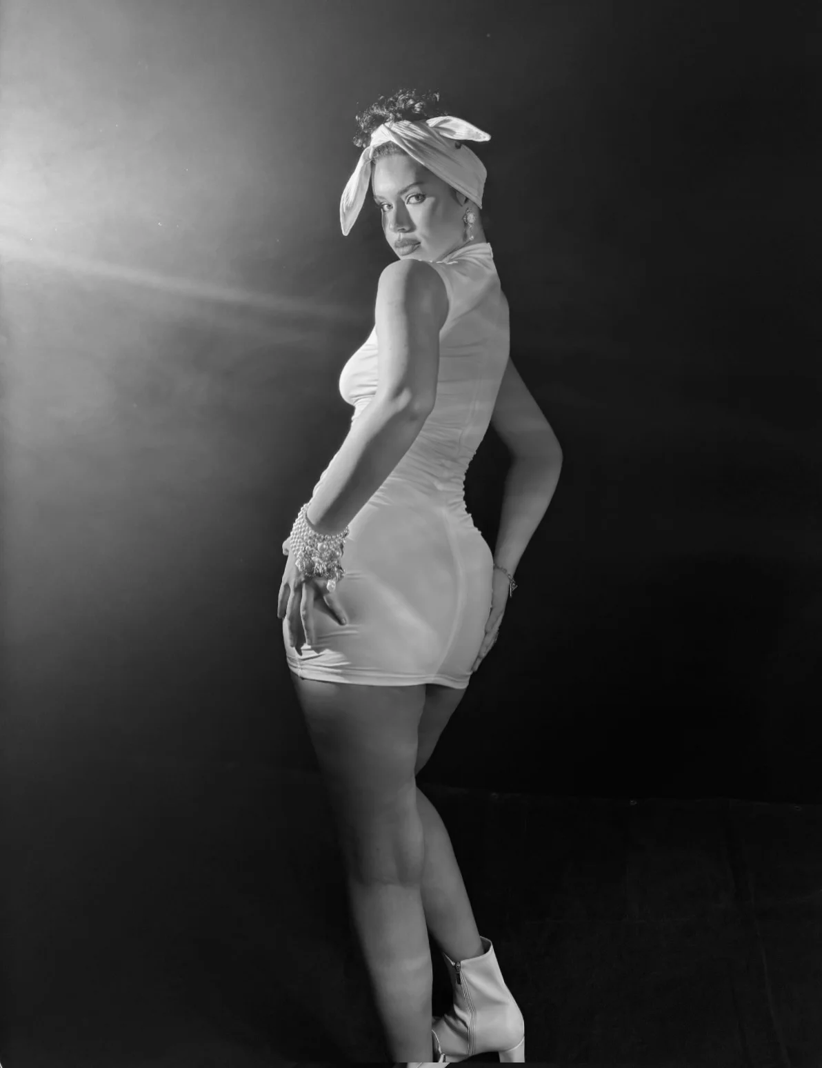 Not me losing my waist and gaining streams Are you a day one or just discovering? —- #explorepage #retro #pop #newmusic #aiyanalee