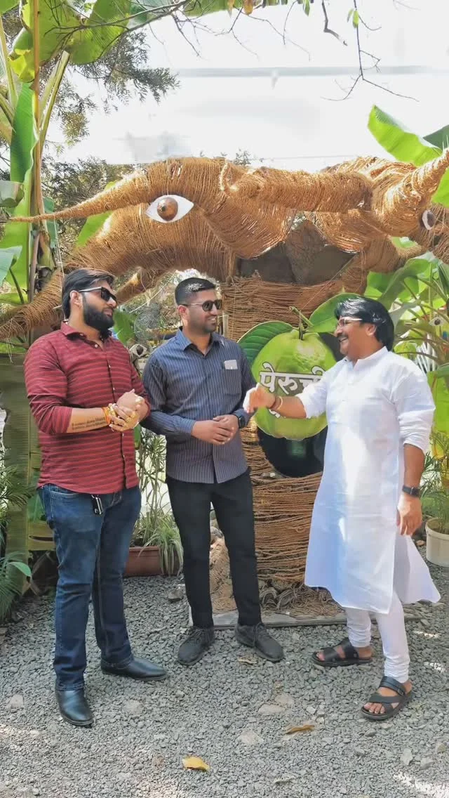 नाशिक की ‘पेरूची वाडी’ में आकर दिल खुश हो गया. चारों तरफ हरियाली, पक्षियों की चहचहाहट और वो स्पेशल पेरू शॉट्स और आइसक्रीम... सब कुछ इतना नेचुरल और जबरदस्त था कि मजा आ गया। इतने सारे बर्ड्स और नेचर के बीच वक्त बिताकर लगा...