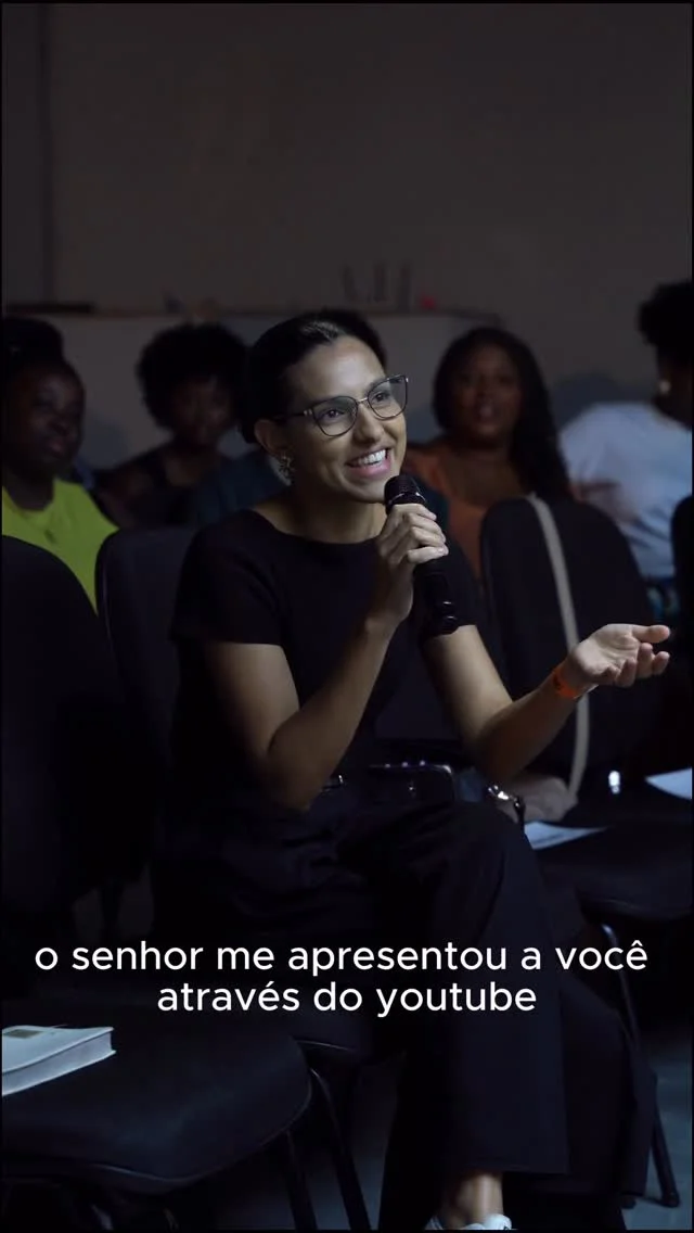 “O testemunho vitamina a alma “ como diz o Bispo Adson Belo . . A composição as vezes nasce na dor! A De Nada tenho Falta, chegou despretensiosamente em meio a um louvor espontâneo na minha cozinha. Não tinha a intenção...
