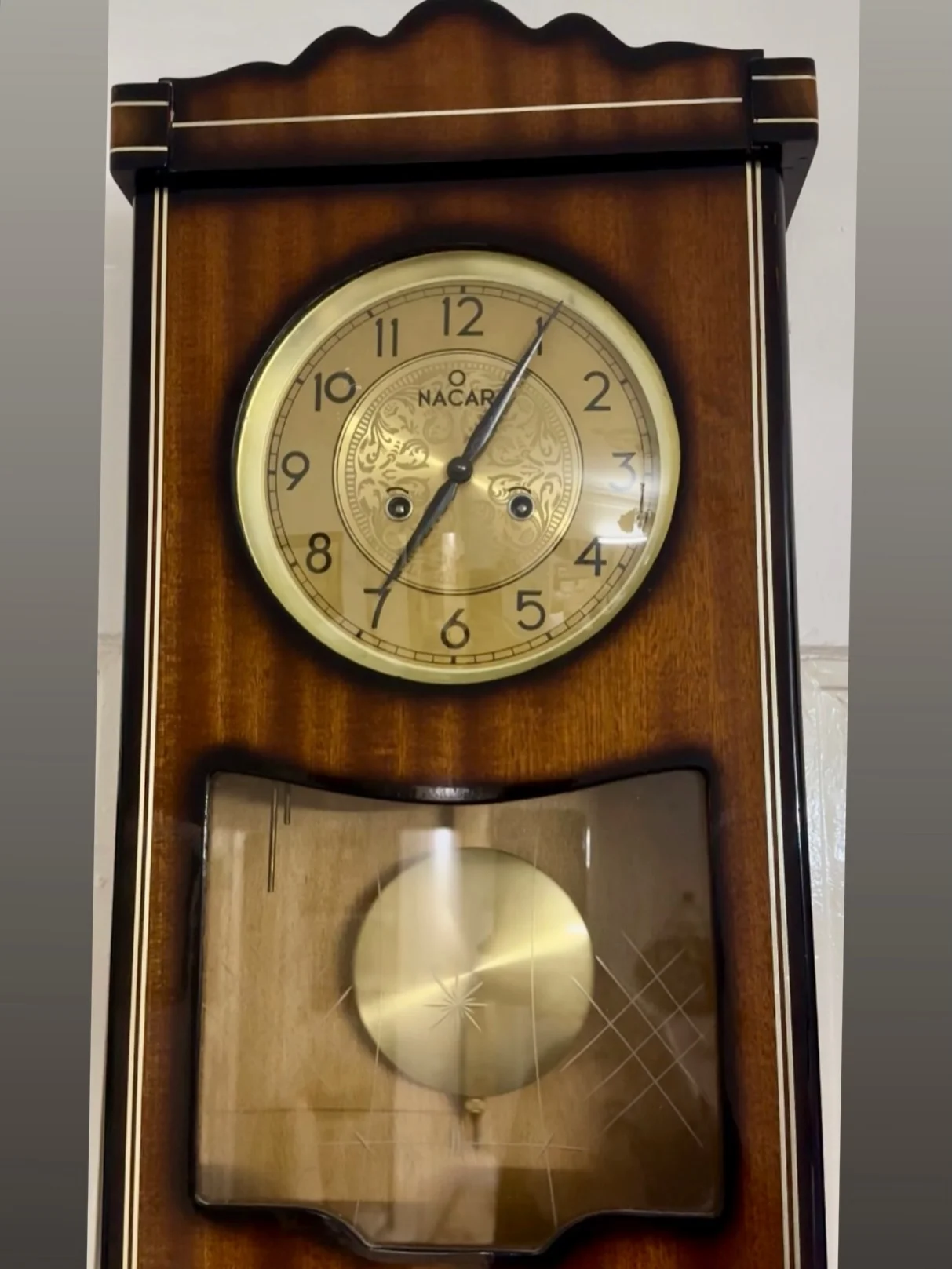 Kimler hatırlıyor bu saati? Annemle babamın evinde hala duruyor. Geçen sene bayramda çekmiştim bu fotografı. Enteresandır ki onlar evde yokken duruyor, çalışmıyor. Onlar eve dönünce babam emektar saati, onun kendine has...