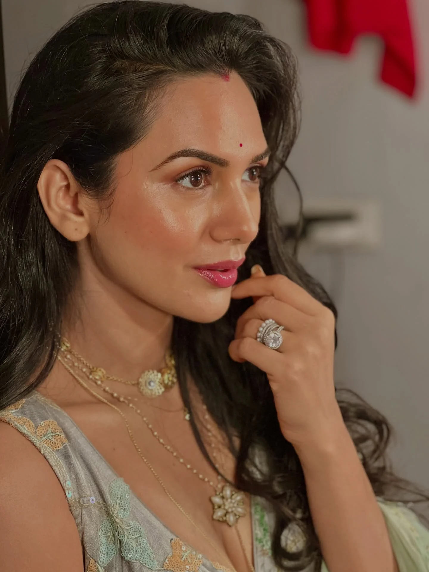 Walking in her shoes …….. ✨MALINI✨ . #photodump #akankshachamola #actorslife #saree #curvywomen