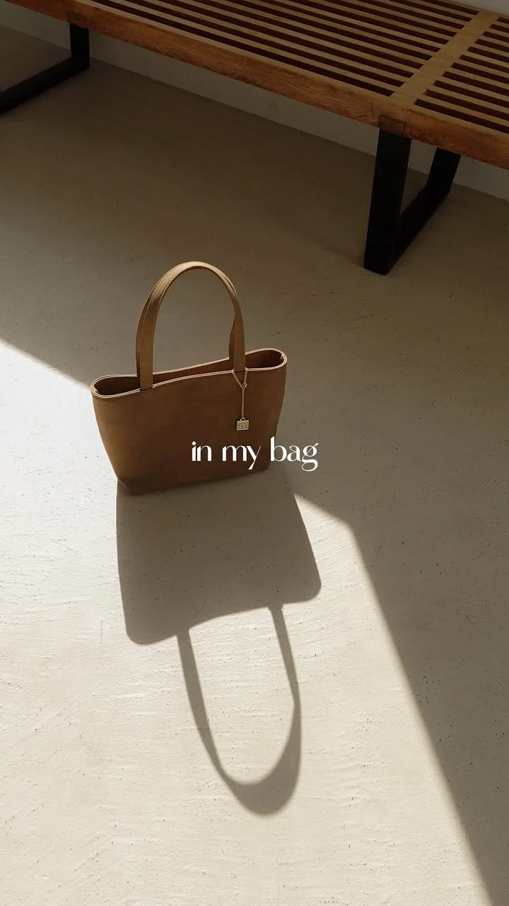 このバッグ出し入れ楽でカメラやスマホをすぐ取り出せるからディズニーにもぴったり！ @nunela_official