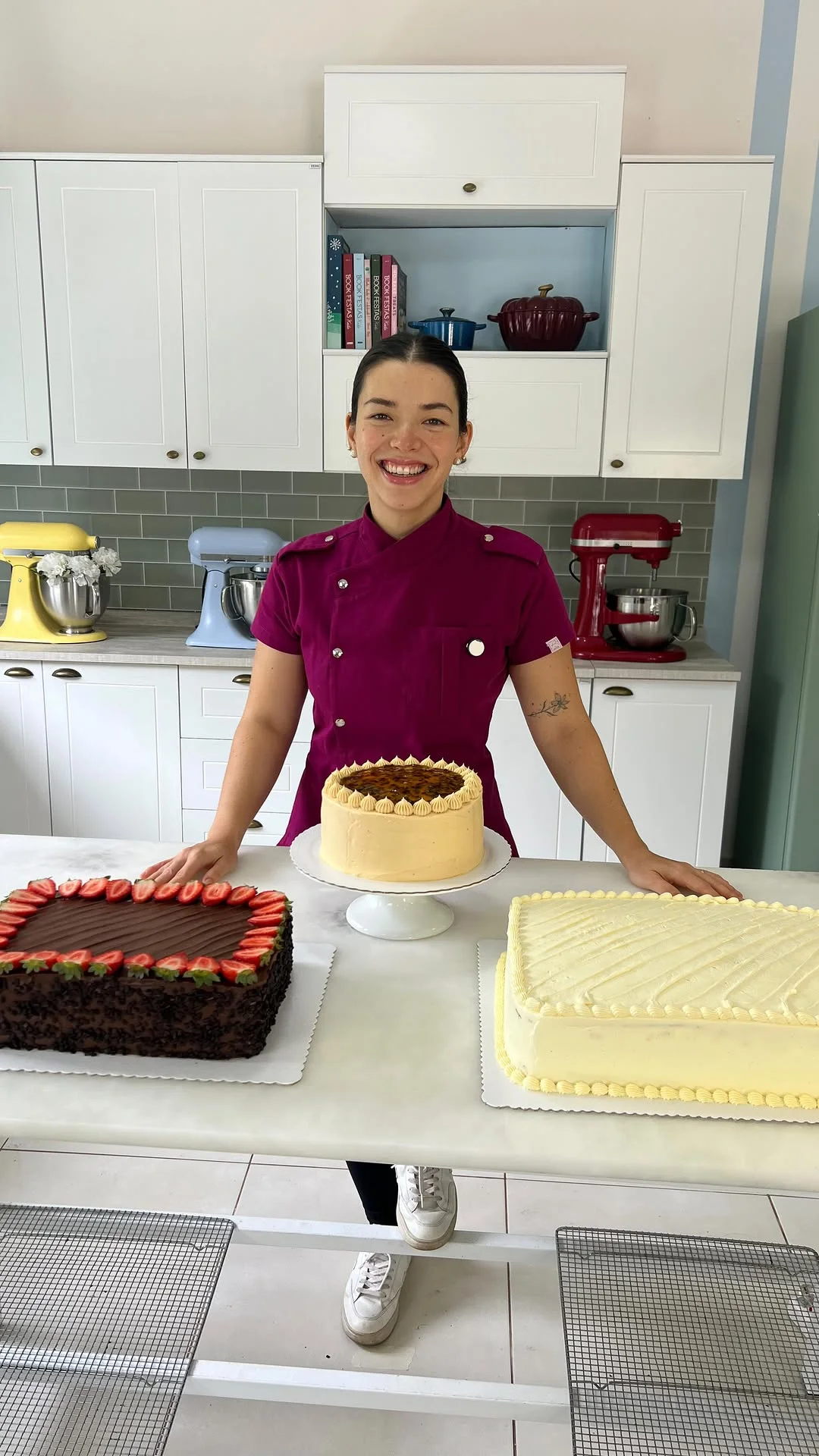 Comenta “festas” pra ser avisado sobre o lançamento do curso de bolos de festa Há mais de ano que recebo pedidos pra gravar o passo a passo de como faço bolos de 3, 4, 5, 6kg pra festas grandes, e finalmente o curso est...