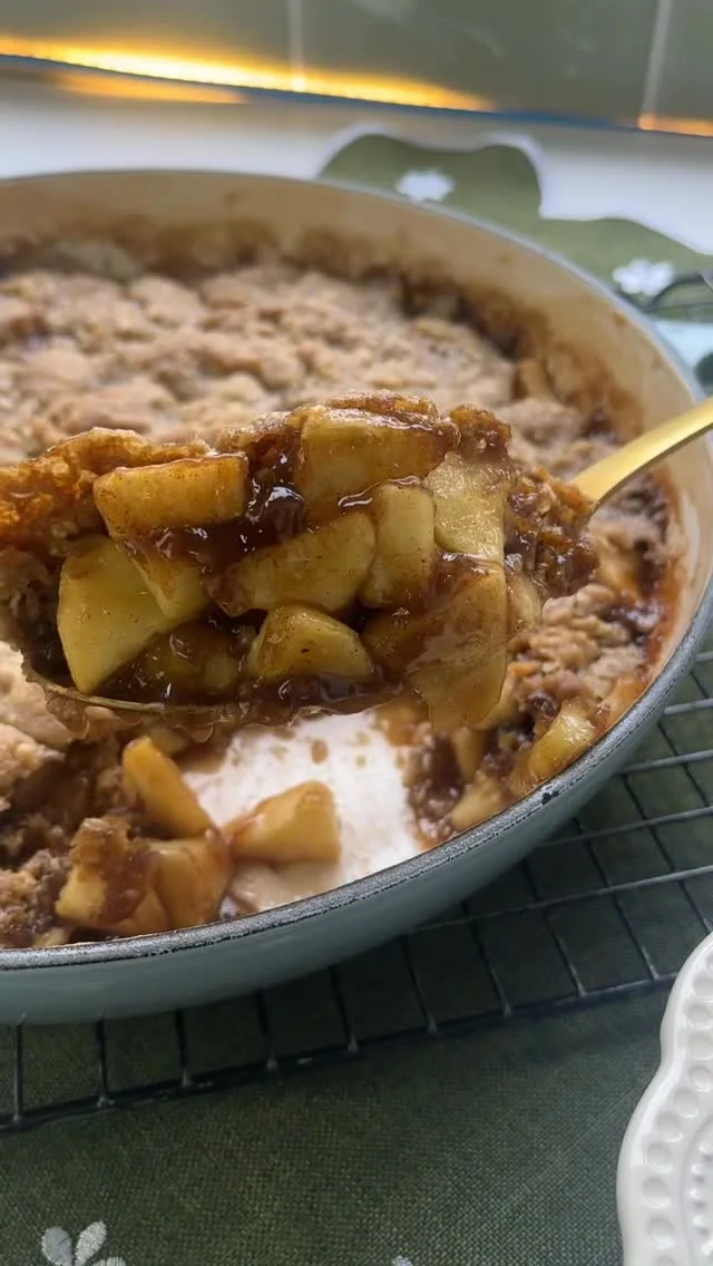 Crumble de maçã na panela Aquela receita que traz um quentinho na barriga e no coração Maçã com canela pra mim é sempre uma combinação conforto, que me leva pra casa Servida com um crocante de aveia no topo, direto da p...