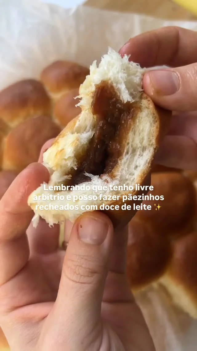 Pãezinhos caseiros recheados com doce de leite Quando eu lembro que posso fazer qualquer receita de pão, comer quentinho, fresquinho, e ainda por cima recheado… Ah, eu fico muito feliz Saber cozinhar também é liberdade!...