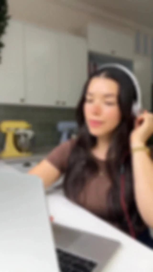 SAC Akemi ☎️ A Vitória me mandou mensagem pedindo ajuda pra desvendar o porque o bolo de maracujá dela estava solando… Detalhe: uma receita de família que sempre deu certo Comecei a investigação pedindo a receita comple...