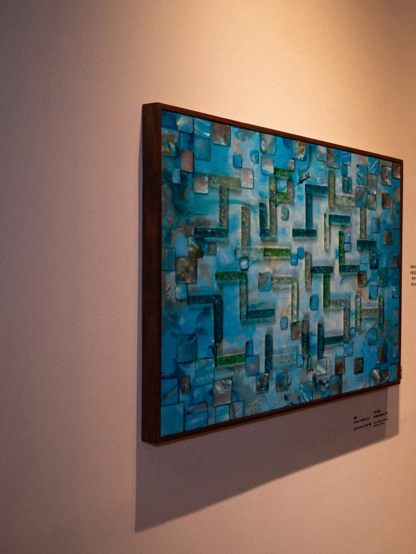 퍼즐 속에 감춰진 수수께끼, 그리고 이름 없는 두 명의 플레이어. 복잡하게 얽힌 삶의 미로를 탈출하는 유일한 방법은, 출구를 찾아 헤매는 것이 아니라 ‘게임 속 미로 그 자체를 바꾸는 것’이라고 아키아나는 말합니다. 푸른빛 조각들 속에 숨겨진 삶에 대한 통찰. 여러분은 이 작품 앞에서 어떤 답을 발견해 보시겠어요? 〈아키아나: 예술을 통한 믿음의 여정〉 展 ☑️ 2025년 11월 2일 ~...