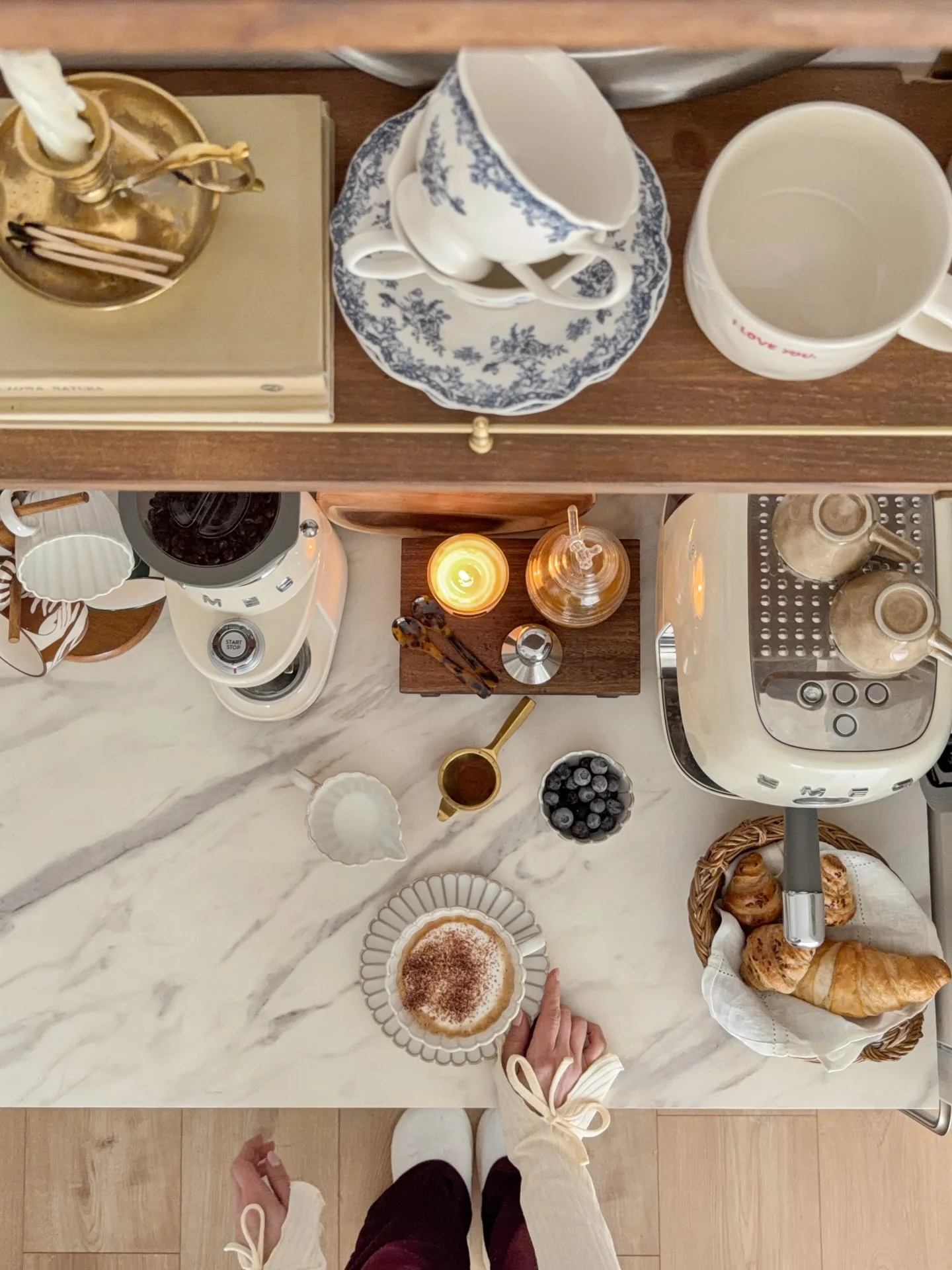 A soft start to the weekend Cały tydzień czekam na te ciche, weekendowe poranki. Czas wydaje się wtedy płynąć odrobinę inaczej, a na pewno dużo spokojniej, bez całego tego zgiełku za oknami i za to je uwielbiam ☺️ Coraz...