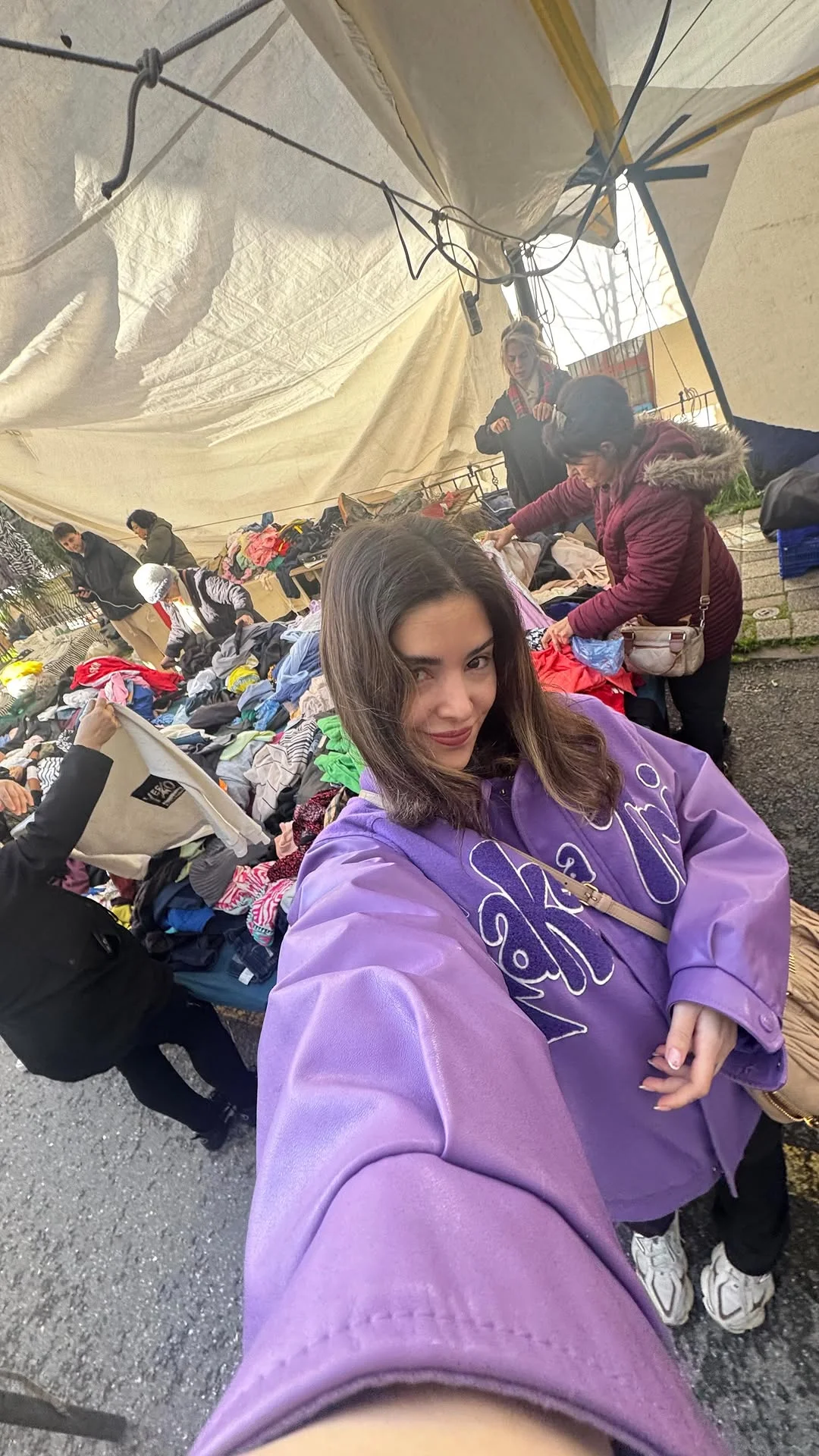 Pilatese gittik, orda cok garip terledim?,inanilmaz bi somon yaptim, anneannemlerle pazara gittik, Star Serhat'i yerinde ziyaret ettik, anneannemin kiyafet karistirma hizini gozlemledik ve eczanesine gidip hava attik. Y...